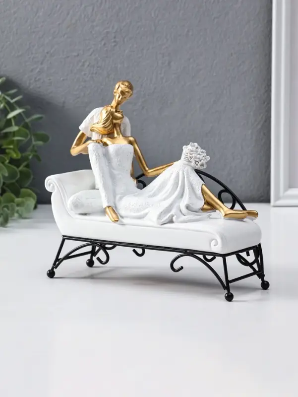 Сувенир полистоун "Парочка лежит на кушетке" бело-золотой 7х21,5х18,5 см
