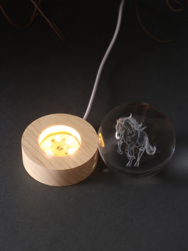 Сувенир стекло подсветка "Шар. Конь" d=6 см подставка дерево, USB