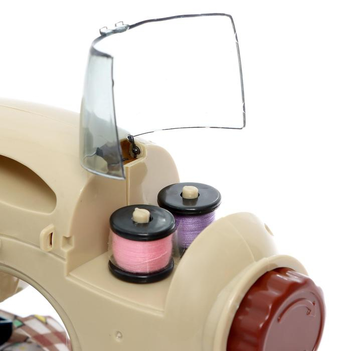 Швейная машинка «Умелица», свет Швейная машинка «Умелица», свет