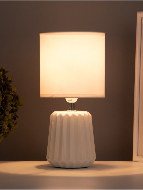 Лампа настольная Лампа настольная "Кон" 1х40Вт Е14 белый 13х13х25см