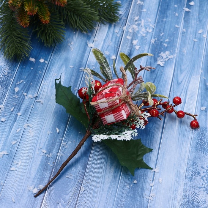 Декор  Декор "Зимние грезы" подарок в клетку листья ягоды, 20 см