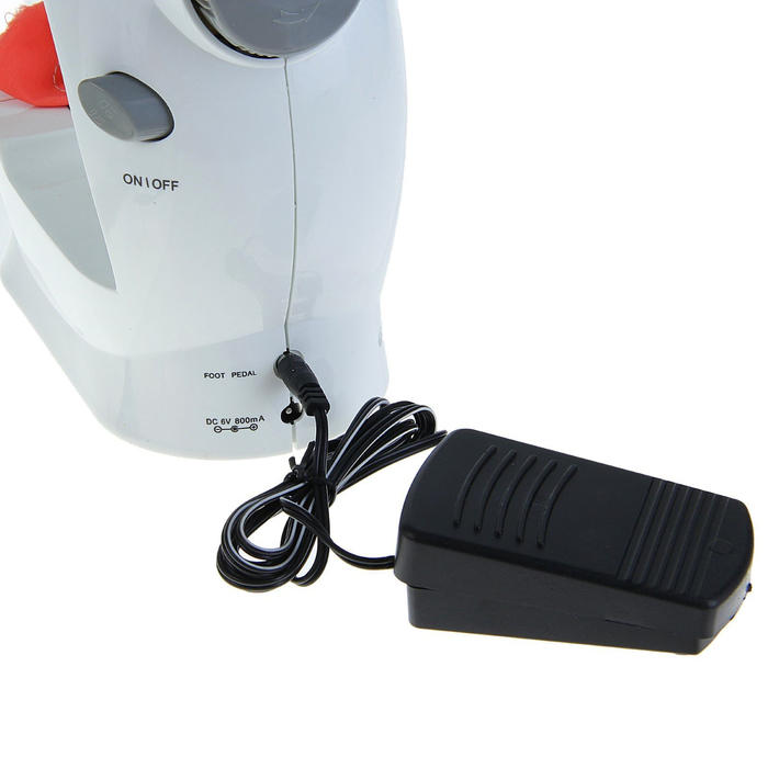 Швейная машина LuazON LSH-02, 5 Вт, компактная, 4xАА или 220 В, белая Швейная машина LuazON LSH-02, 5 Вт, компактная, 4xАА или 220 В, белая