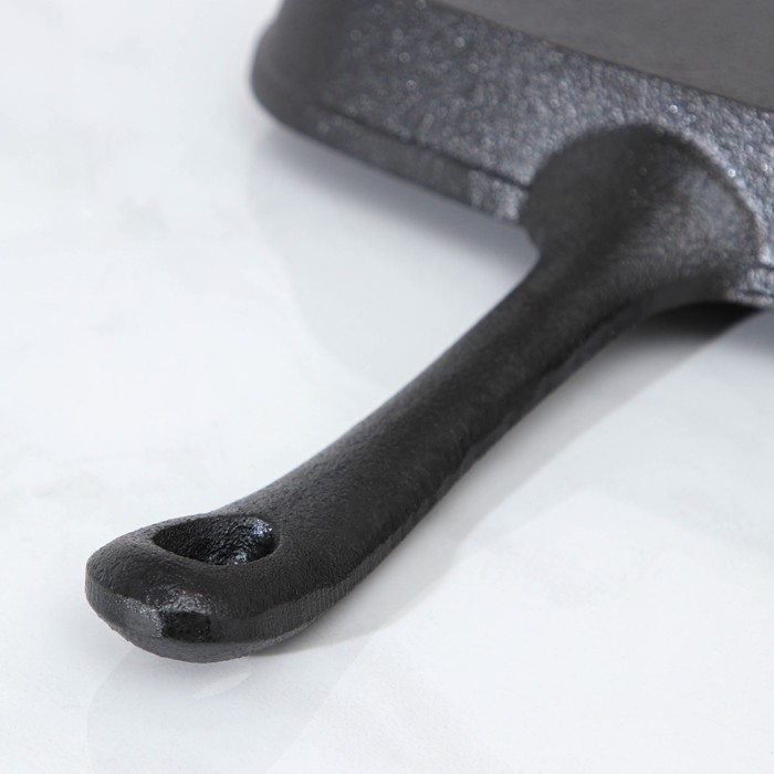 Сковорода гриль чугунная Доляна «Квадрат», 23×23 см, со сливом и ручкой, цвет чёрный