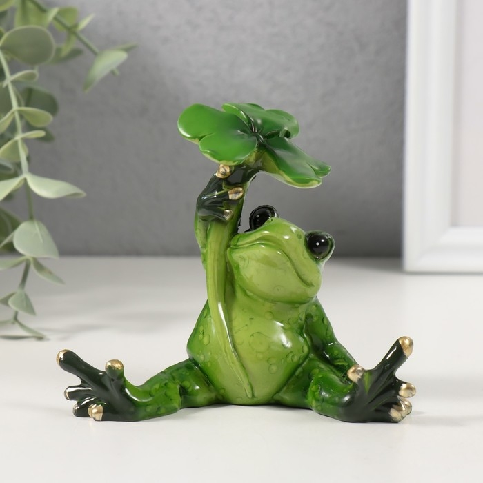 Сувенир полистоун лак Сувенир полистоун лак "Лягушонок сидит под листиком" 8,8х5,5х8,5 см