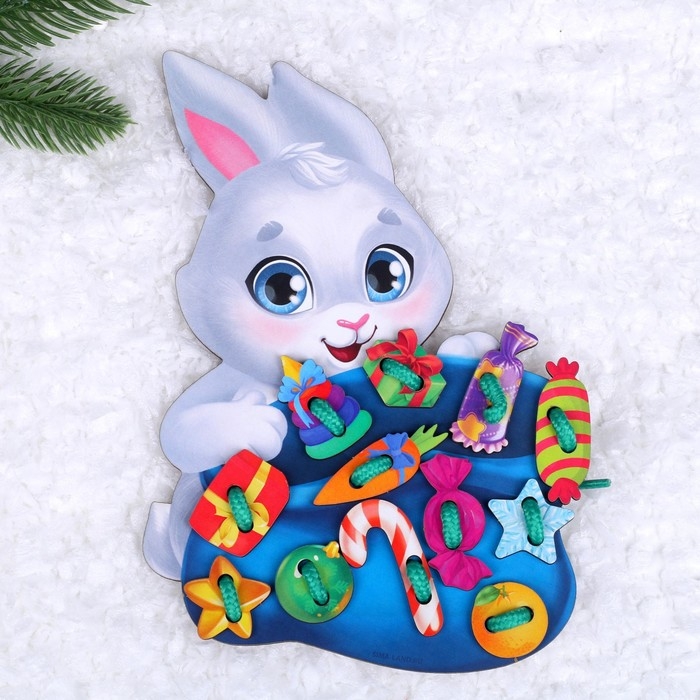 Новогодняя игрушка. Шнуровка «Новый год! Зайка с подарками» Новогодняя игрушка. Шнуровка «Новый год! Зайка с подарками»