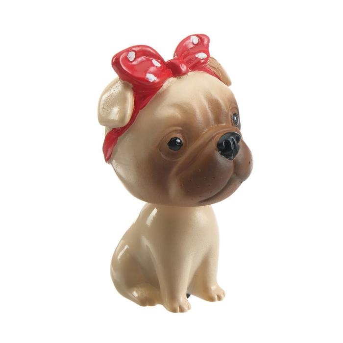 Собака на панель авто, качающая головой, мопс Собака на панель авто, качающая головой, мопс