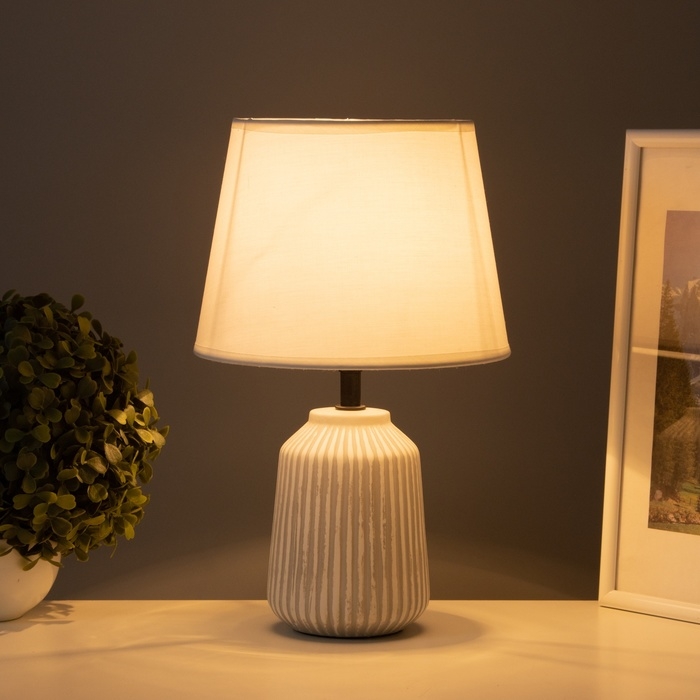 Лампа настольная Лампа настольная "Линии" 1х40Вт Е14 белый/серый 20х20х32см