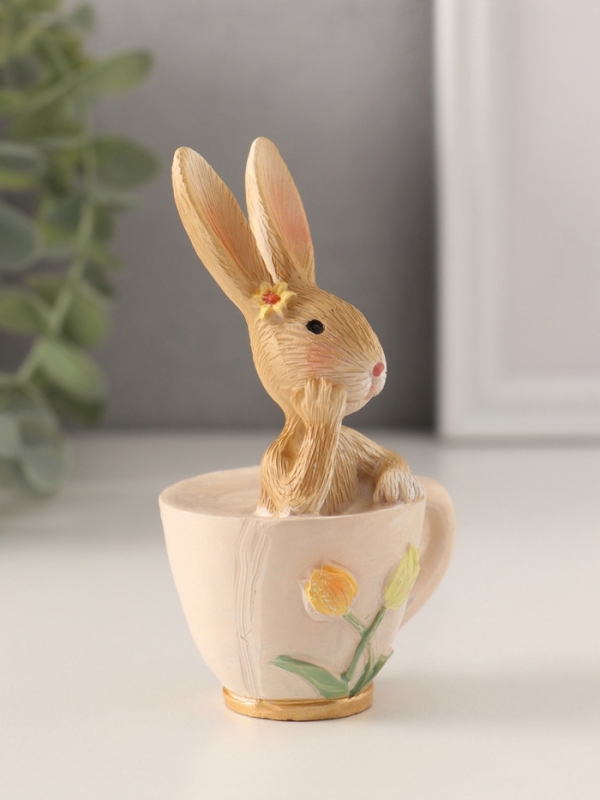 Сувенир полистоун  Сувенир полистоун "Кролик в чашечке с тюльпанами" 6х4,5х10 см