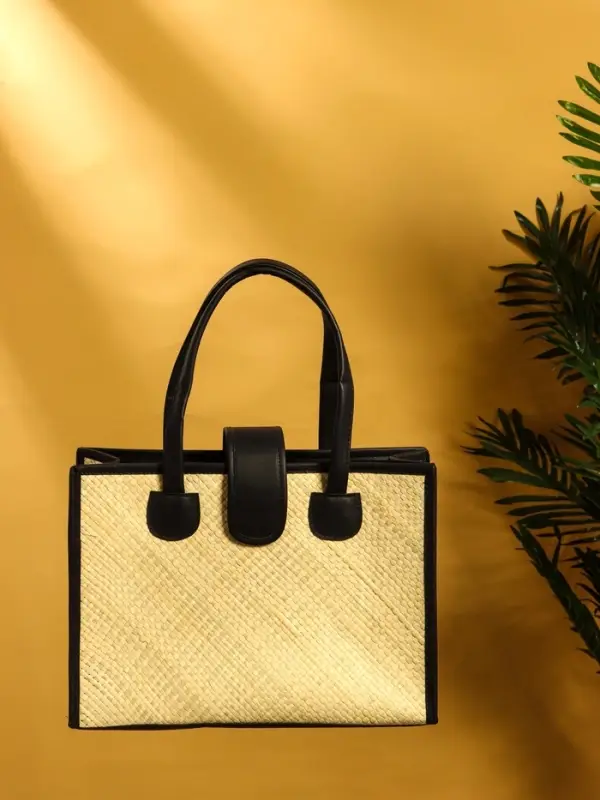 Сумка плетёная на застёжке из пандана 35х12х40 см, бежево-чёрный Сумка плетёная на застёжке из пандана 35х12х40 см, бежево-чёрный