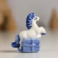 Сувенир керамика "Лошадка с подарком" бело-синий МИКС 4,1х2,6х4 см Сувенир керамика "Лошадка с подарком" бело-синий МИКС 4,1х2,6х4 см