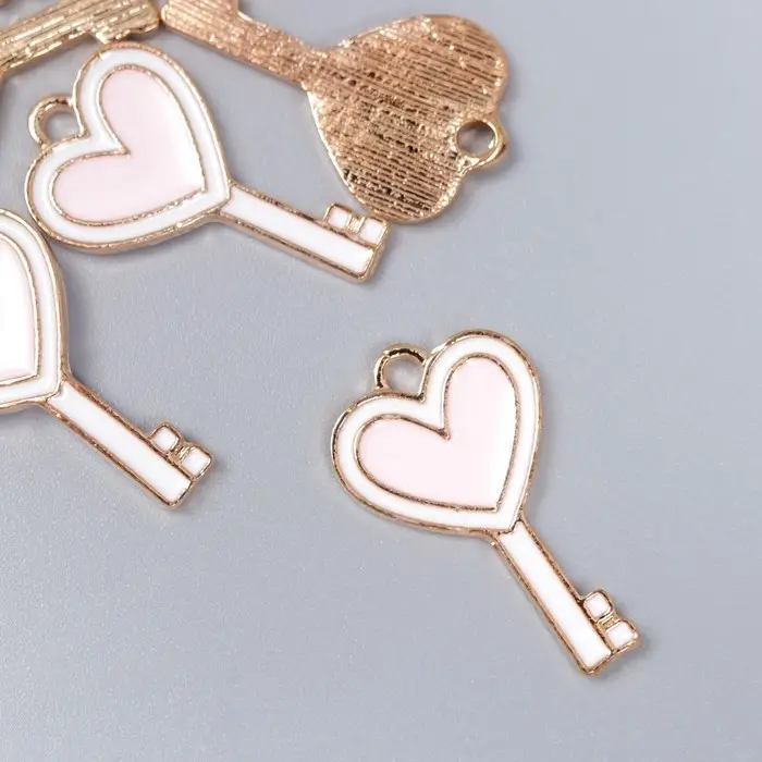 Металлический элемент, декоративная подвеска «Арт Узор. Ключик с сердцем», эмаль, бело-розовый, 1.3×2.3 см