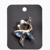 Брошь «Кит галиотис», зелёная в золоте Брошь «Кит галиотис», зелёная в золоте