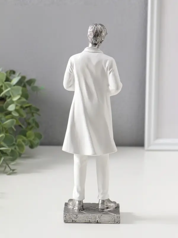 Сувенир полистоун "Мужчина-доктор в белом халате с медицинской картой" 25,5 см