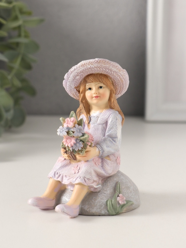 Сувенир полистоун Сувенир полистоун "Девочка в сарафане и шляпке, с букетом, на камне" сиреневый 7,5х6х9 см