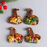 Магнит полистоун  "Новогодний конь с подарками" МИКС 5,3х6,5 см