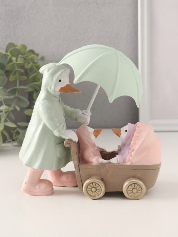 Сувенир полистоун Сувенир полистоун "Утка с утятами в коляске в дождевиках под зонтом" 15,5х6,5х14/16 см