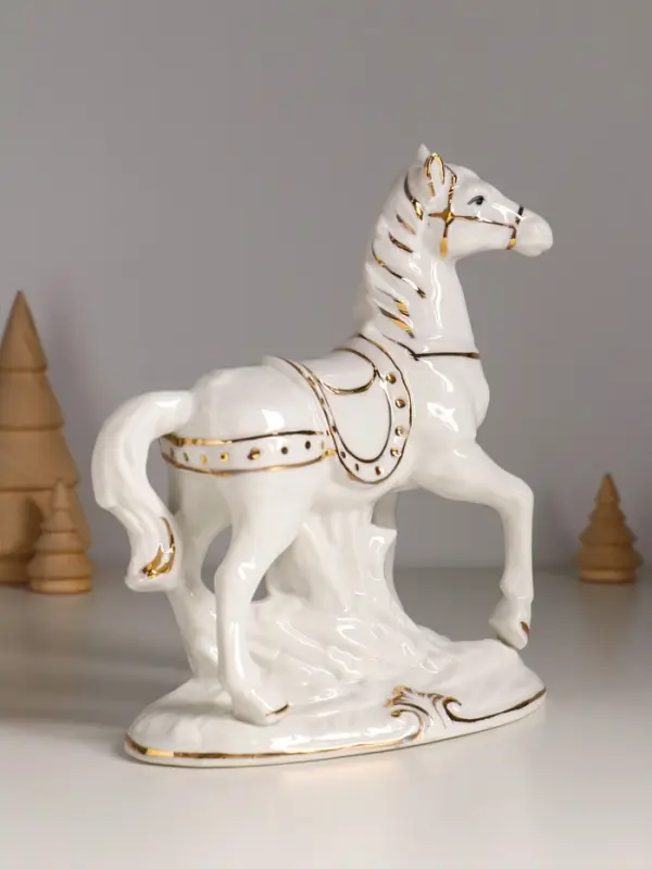 Сувенир керамика "Конь с седлом и сбруей" белый с золотом 15,5х8х17,5 см