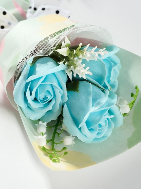 Букет из мыльных лепестков "Розы в подарочной коробке" голубой 7,5х13,8х20,5 см