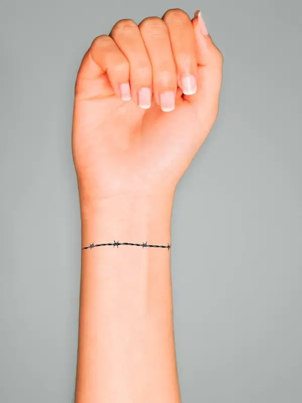 Переводная тату на тело чёрная «Браслет. Колючая проволока», 20×3 см Переводная тату на тело чёрная «Браслет. Колючая проволока», 20×3 см