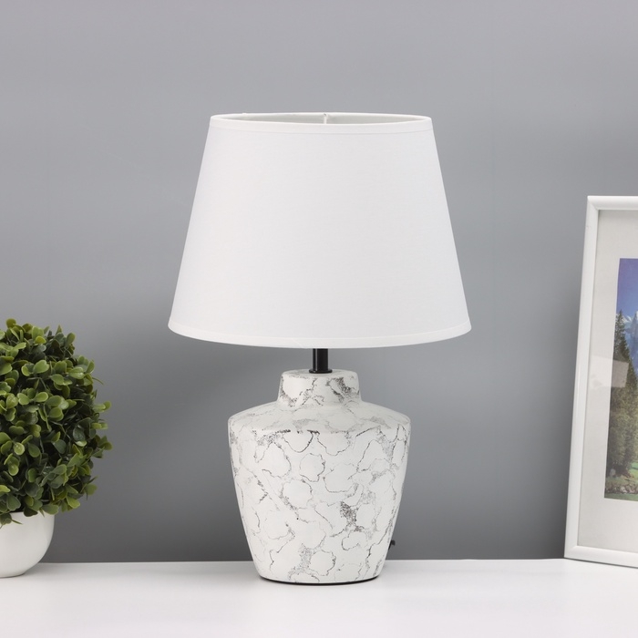 Лампа настольная Лампа настольная "Клауд" 1х40Вт Е27 белый/черный 25х25х38,,5см