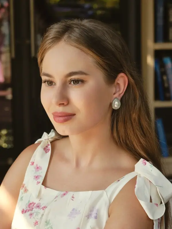 Клипсы &laquo;Грейс&raquo;, капля в огранке, белая в чернёном серебре