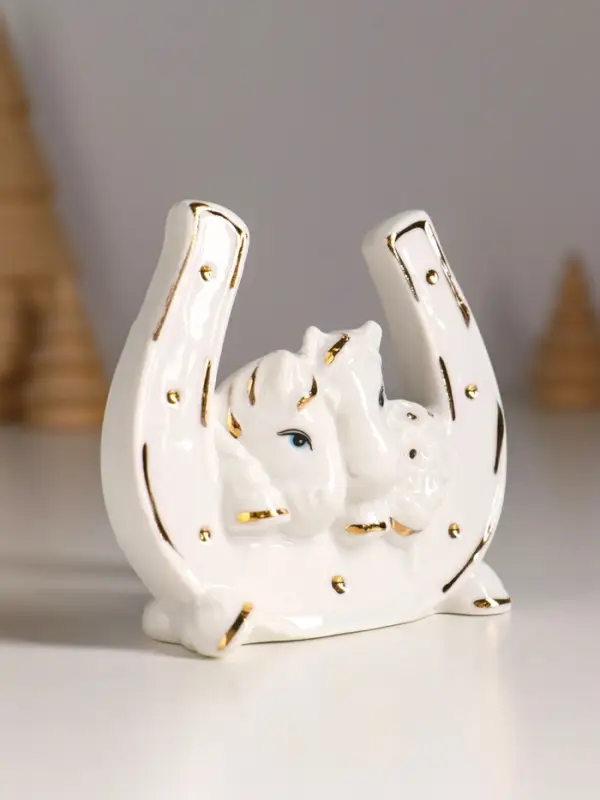Сувенир керамика "Две лошадки с букетом в подкове" белый с золотом 8х4х7,5 см