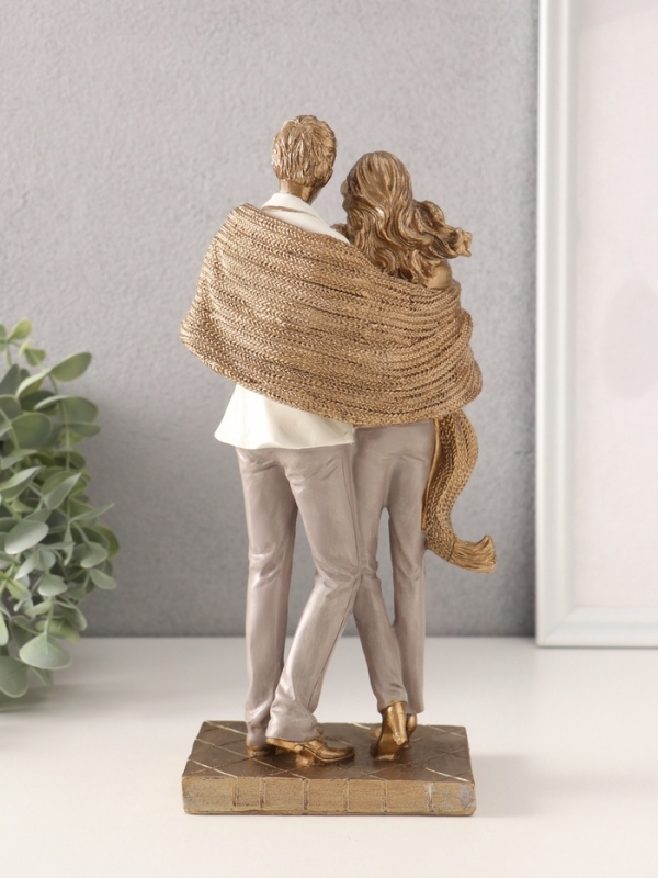 Сувенир полистоун  Сувенир полистоун "Родители с малышом, с большим шарфом" 12,5х8,5х26 см