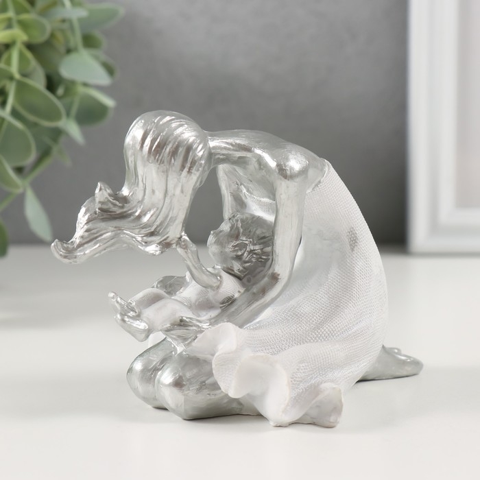 Сувенир полистоун "Мама со своим дитя" 12х7,5х8 см