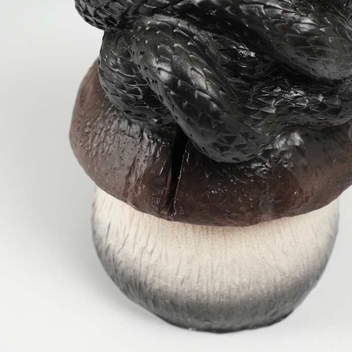 Новогодняя копилка  Новогодняя копилка "Змейка на грибе"  12 х11 х 18 см