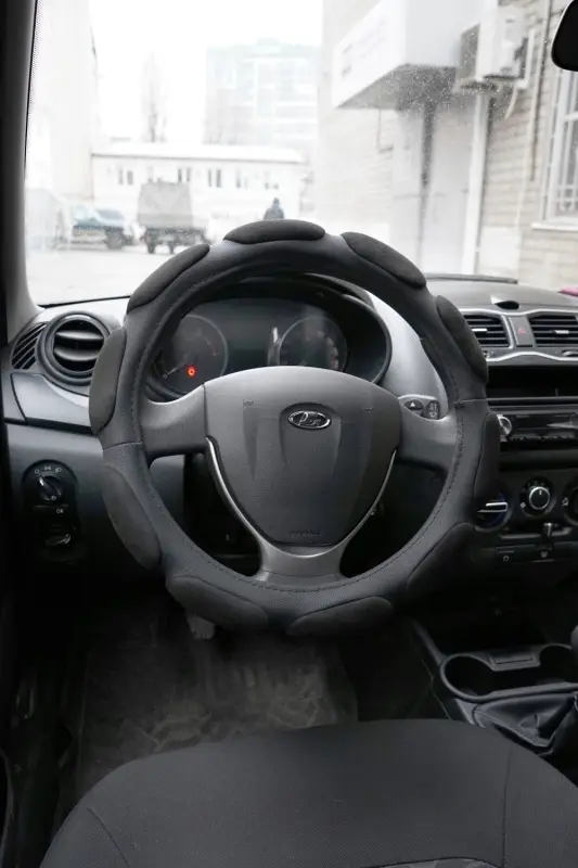 Спонжевая оплетка руля AVS SP-526M-B ( размер M, черный) 10 подушечек - Серия "Sponge"