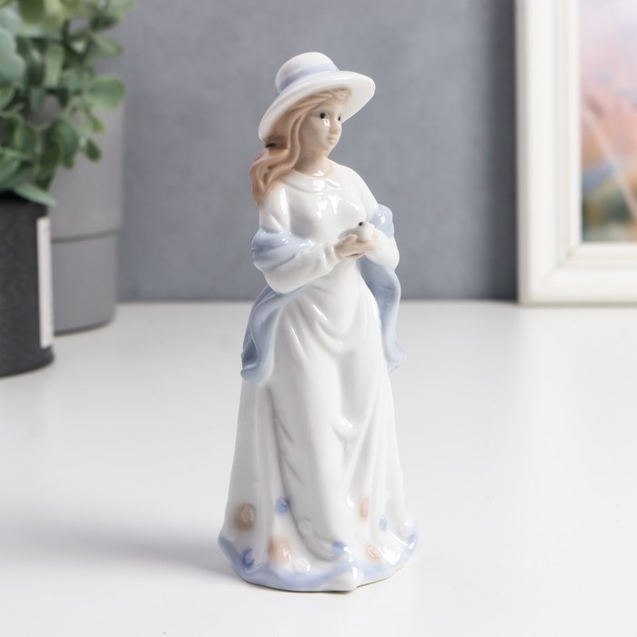 Сувенир керамика  Сувенир керамика "Девочка с шарфом, с голубем" цветной 14х5х5,5 см
