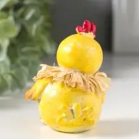 Сувенир полистоун "Жёлтый цыплёнок с соломенным венком" 7х7х8 см