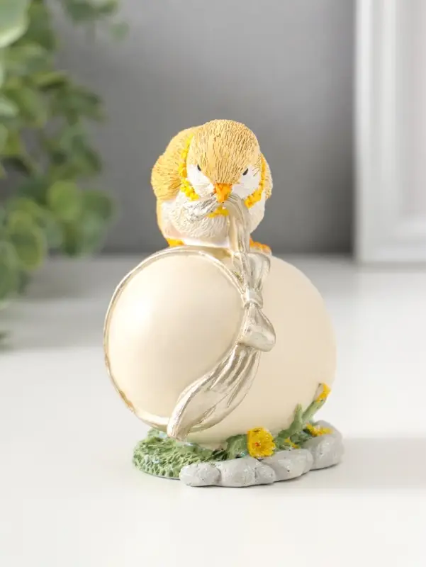 Сувенир полистоун "Цыплёнок завязывает подарочный бант на яйце" 11 см