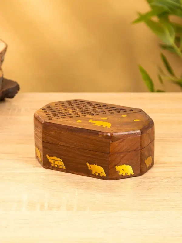 Шкатулка резная Шкатулка резная "Слоник в саду" 15х10х5 см, дерево шишам