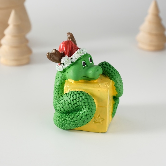 Сувенир полистоун Сувенир полистоун "Змей с подарком, в новогоднем колпаке с рожками" 5х5,8 см