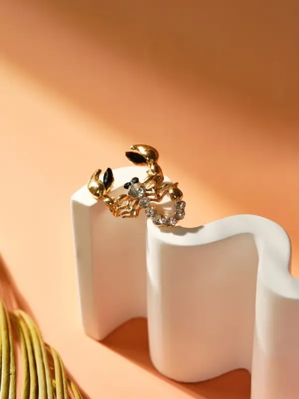 Брошь &laquo;Скорпион&raquo;, белая в золоте