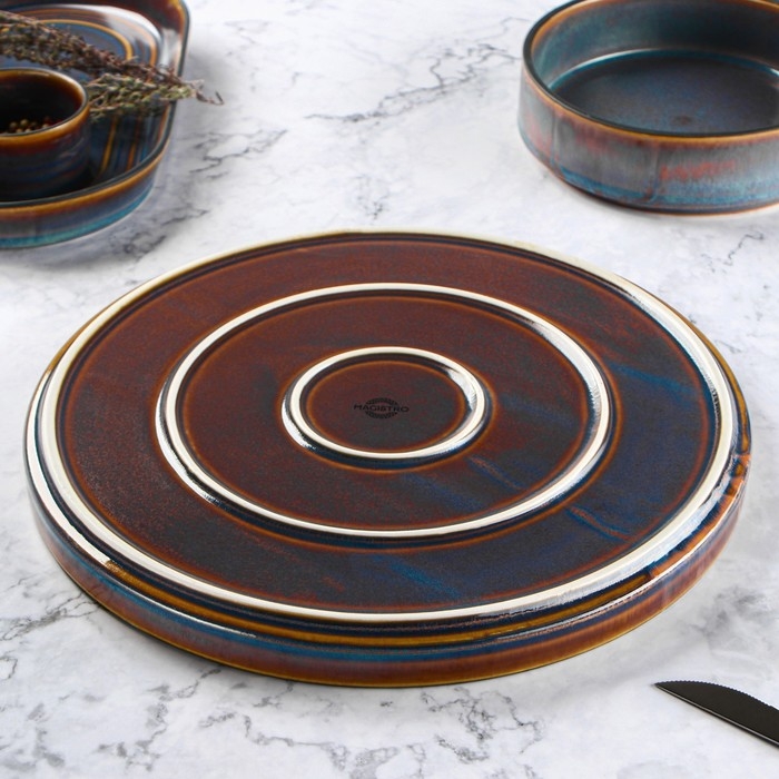 Тарелка фарфоровая подстановочная Magistro Garland, d=27,5 см, цвет синий Тарелка фарфоровая подстановочная Magistro Garland, d=27,5 см, цвет синий