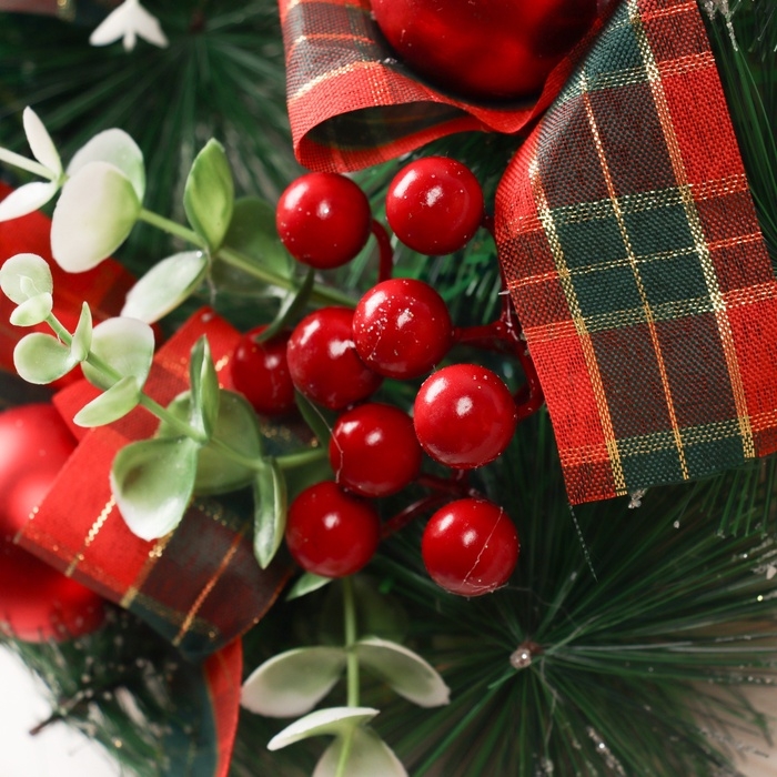 Венок новогодний d-24 см  Венок новогодний d-24 см "Яркая сказка" зелень ягоды