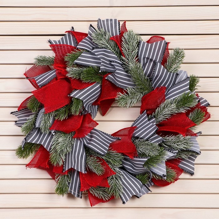 Венок новогодний d- 28 см  Венок новогодний d- 28 см "Уютная сказка" полосатые и алые ленты