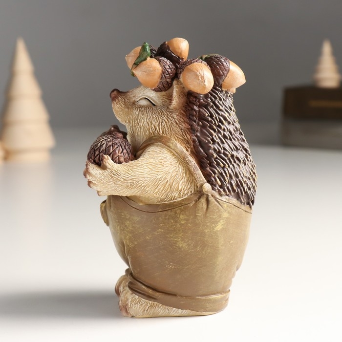 Сувенир полистоун  Сувенир полистоун "Ёжик с жёлудями, в веночке из жёлудей" 8х9х12,5 см