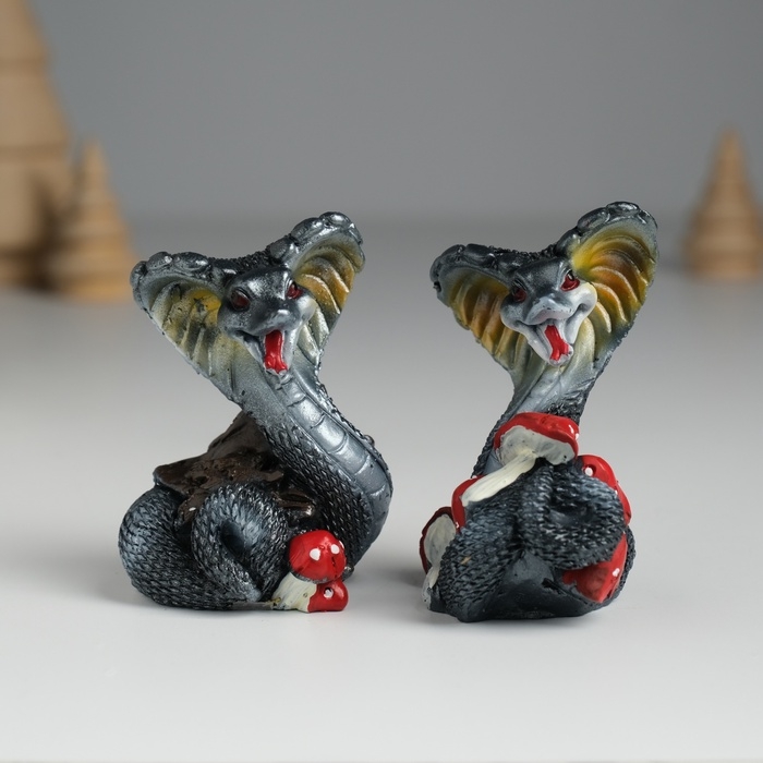 Сувенир полистоун Сувенир полистоун "Змейка тёмная с мухоморами" МИКС 4,3х3,5х6 см