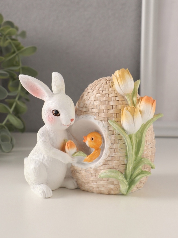 Сувенир полистоун  Сувенир полистоун "Кролик с цыплёнком в плетённом яйце с тюльпанами" 12х9х11 см