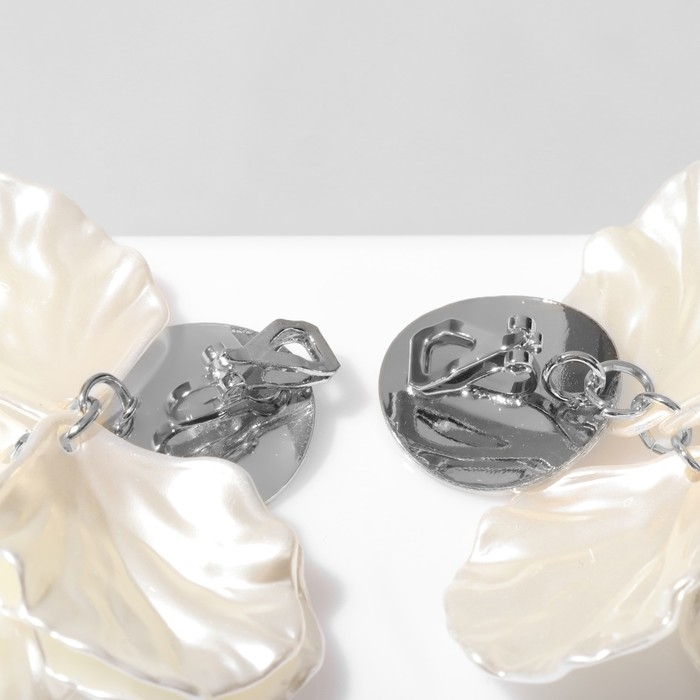 Клипсы «Ветерок», цвет белый в серебре Клипсы «Ветерок», цвет белый в серебре