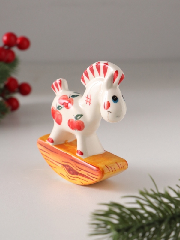 Качалка фарфоровая Качалка фарфоровая "Лошадка красное яблоко", 8 см