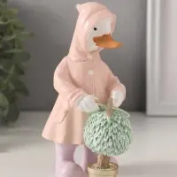 Фигурка полистоун &laquo;Утка в дождевике стрижёт цветок&raquo;, 9&times;6.5&times;14.5 см