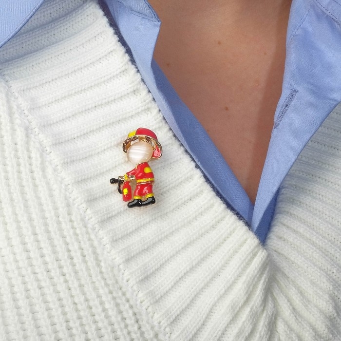 Брошь «Пожарный», цвет красно-жёлтый в золоте Брошь «Пожарный», цвет красно-жёлтый в золоте