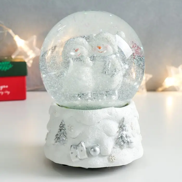Сувенир полистоун водяной шар музыка "Снеговики с коньками" белый с сереб. 11,5х11,5х14 см