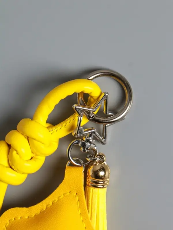 Брелок на карабине кожзам Брелок на карабине кожзам "Терьер" с узлом, жёлтый 14х8х1,2 см