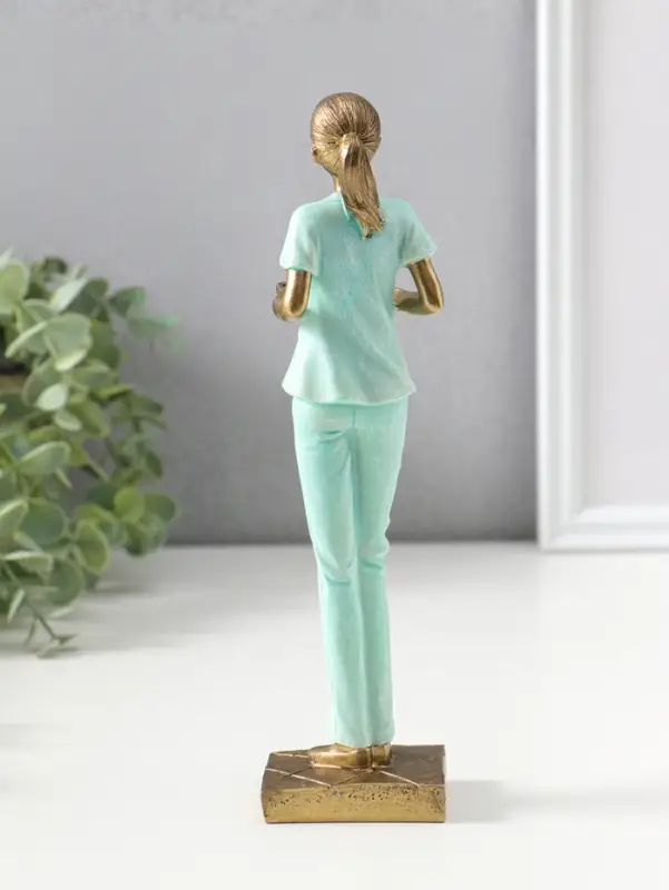 Сувенир полистоун "Медсестра в зелёном костюме с подносом с лекарствами" 23,5 см