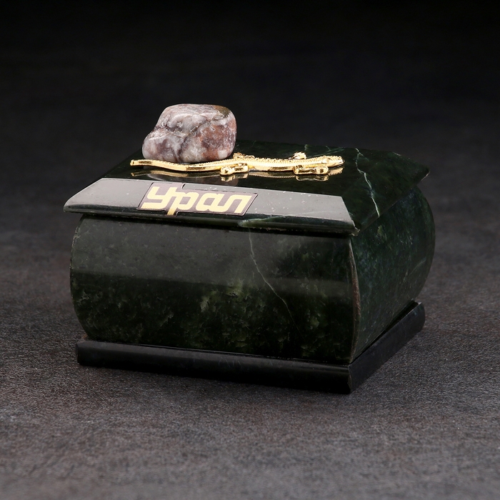 Шкатулка Шкатулка "Урал" прямоугольная, змеевик, с декоративным камнем, 7,5х5,5х5,5 см